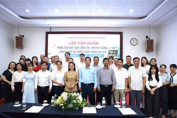 Các đại biểu và học viên chụp ảnh lưu niệm.