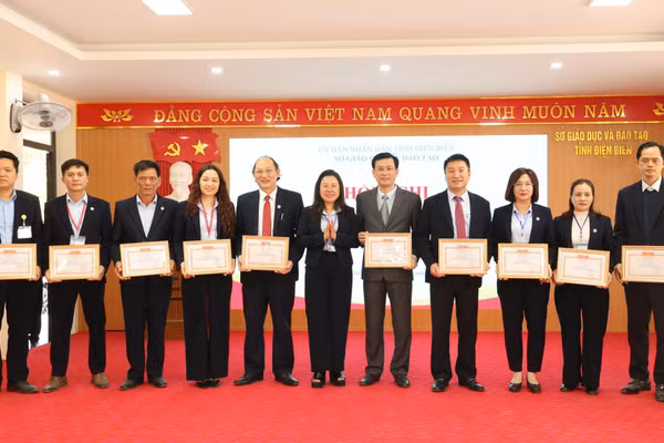Nhiều cá nhân được nhận Danh hiệu Chiến sĩ thi đua cơ sở.