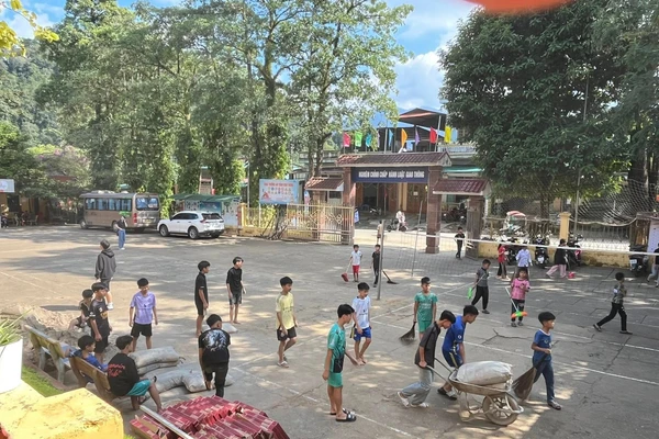 Quang cảnh sân Trường Phổ thông Dân tộc bán trú TH&THCS Trạm Tấu. 