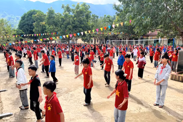 Một buổi thể dục giữa giờ của học sinh Trường PTDTBT THCS Sính Phình.