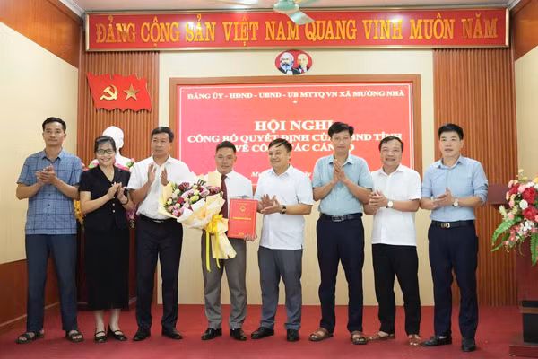 BTC trao quyết định và tặng hoa chúc mừng ông Hạng A Giàng.