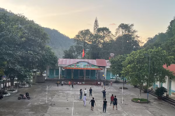 Cơ sở vật chất một số trường học ở xã Mường Nhà vẫn còn khó khăn.