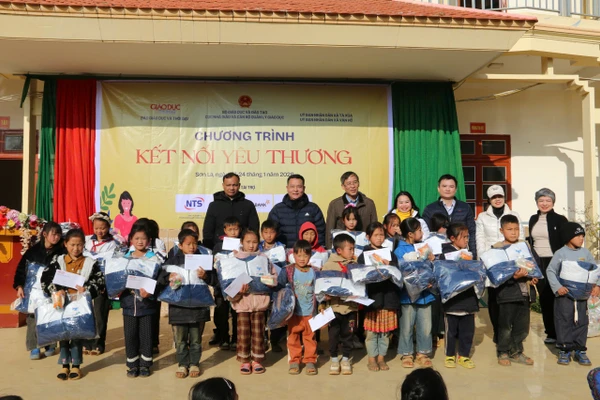 Những suất học bổng cùng quà tặng ý nghĩa được BTC trao tặng học học sinh Trường Tiểu học Làng Chếu.