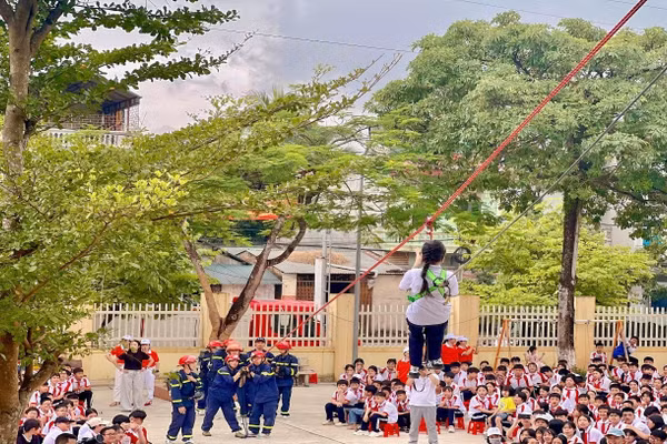 Học sinh trường THCS Him Lam tham gia chương trình trải nghiệm chữa cháy, cứu nạn – cứu hộ .