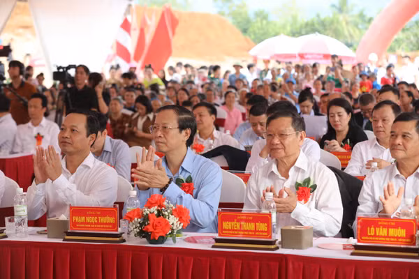 Thứ trưởng Phạm Ngọc Thưởng (thứ 2 từ bên phải sang) dự Lễ khởi công Trường phổ thông nội trú liên cấp Tiểu học và Trung học cơ sở xã Thanh Nưa (Điện Biên).