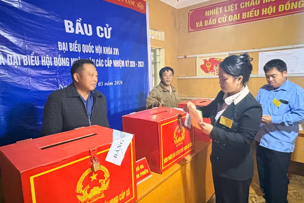 Cử tri tại Tổ bầu cử số 14, đơn vị bầu cử số 5 xã Xa Dung chuẩn bị bỏ phiếu bầu cử.