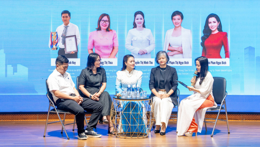 Các diễn giả chia sẻ trong phần toạ đàm.