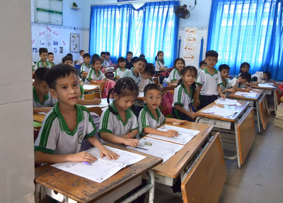 Sĩ số lớp quá đông gây tình trạng thiếu bàn ghế.