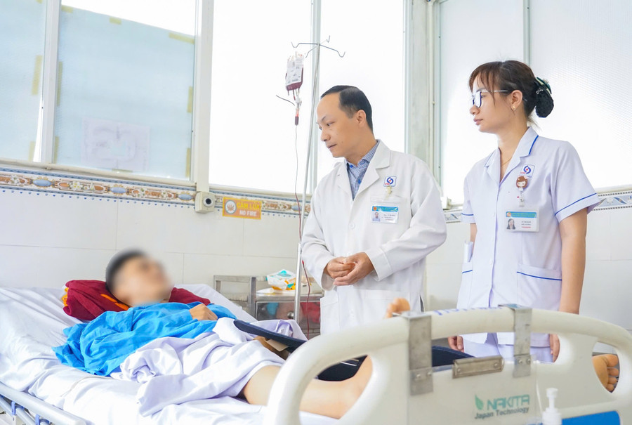 Bác sĩ thăm khám cho bệnh nhân. 