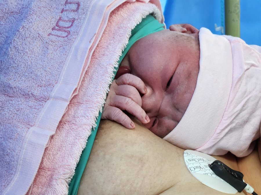 Trong 30 phút đầu tiên của năm mới 2026, các phòng sinh tại Bệnh viện Từ Dũ ngập tràn không khí khẩn trương xen lẫn hân hoan chào đón các công dân nhí đầu tiên năm 2026. 