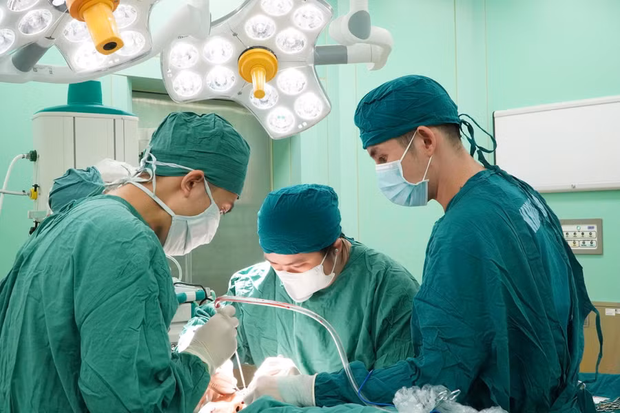 Ekip thực hiện phẫu thuật. 