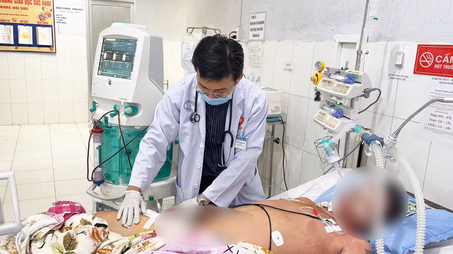 Bác sĩ thăm khám cho bệnh nhân. 