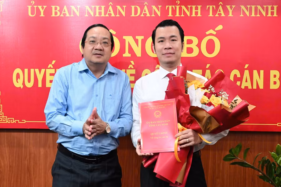 Ông Trương Tấn Sơn (phải) nhận quyết định bổ nhiệm.