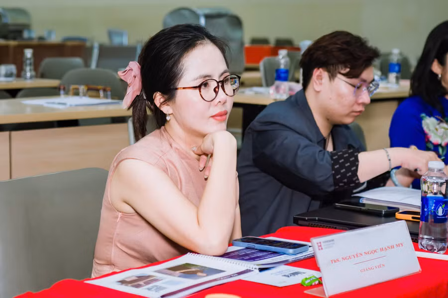 ThS Nguyễn Ngọc Hạnh My cùng hội đồng chuyên môn theo dõi phần trình bày đồ án tốt nghiệp của sinh viên.