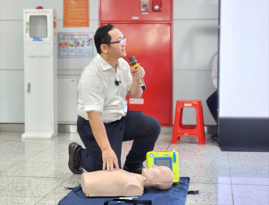 TS.BS Huỳnh Quang Đại, khoa Hồi sức tích cực – Chống độc, Bệnh viện Nhân dân Gia Định, thực hành tại buổi huấn luyện.