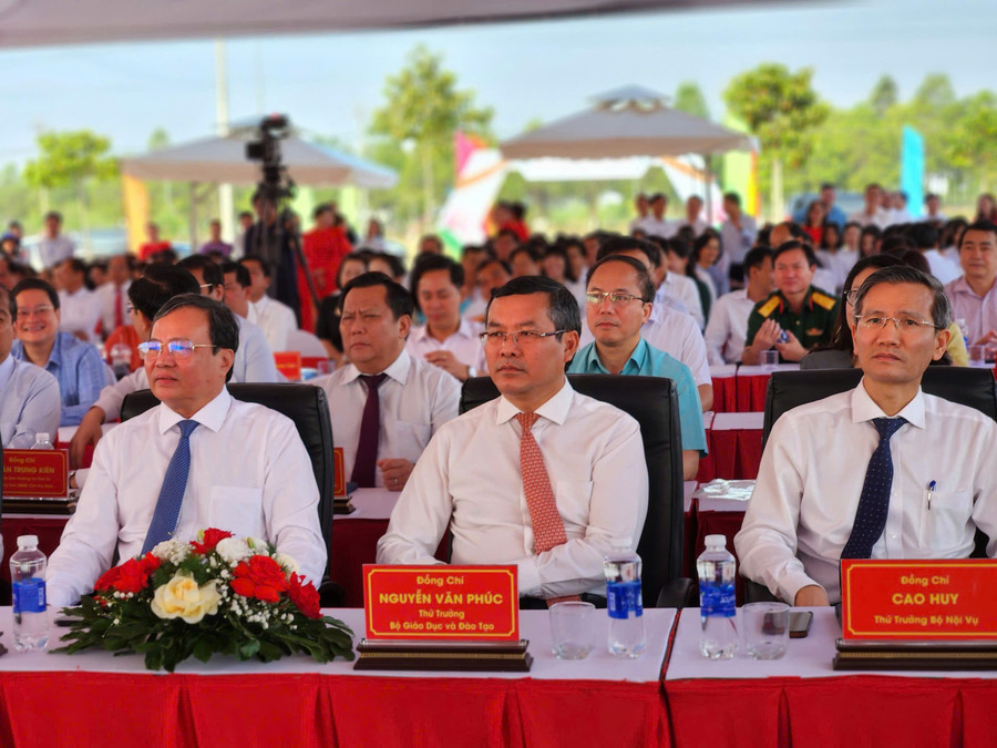 Thứ trưởng Bộ GD&ĐT Nguyễn Văn Phúc dự lễ khởi công dự án xây dựng 19 trường nội trú liên cấp tại các xã biên giới tỉnh Tây Ninh.