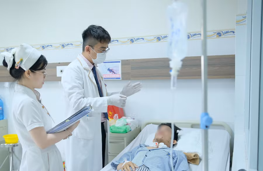 Bác sĩ thăm khám cho bệnh nhân H. Ảnh: BVCC.