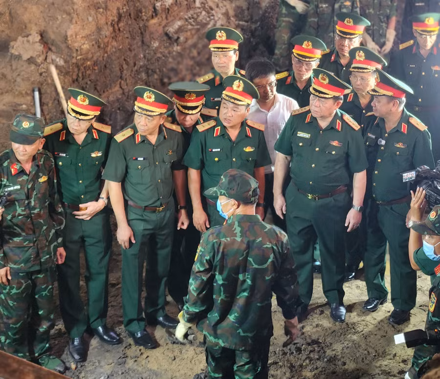 Đại tướng Nguyễn Trọng Nghĩa, Ủy viên Bộ Chính trị, Bí thư Trung ương Đảng, Ủy viên Thường vụ Quân ủy Trung ương, Chủ nhiệm Tổng cục Chính trị, kiểm tra, động viên lực lượng tìm kiếm hài cốt liệt sĩ tại công viên Lê Thị Riêng. 