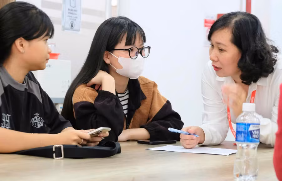 Nhà trường tư vấn cho sinh viên mới. 