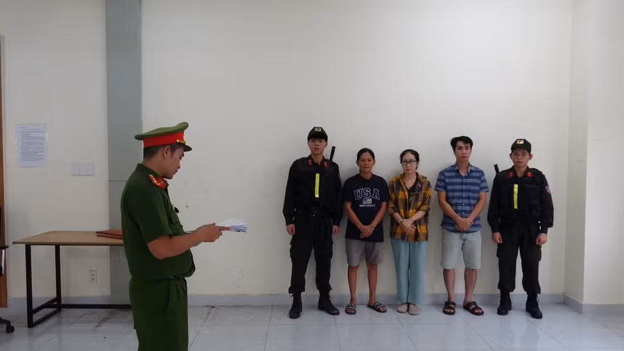 Oanh, Hòa, Vinh bị khởi tố về tội “Sản xuất, mua bán trái phép chất độc”.