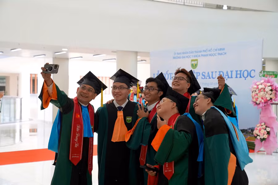 Các tân bác sĩ Chuyên khoa I trong ngày nhận bằng tốt nghiệp.