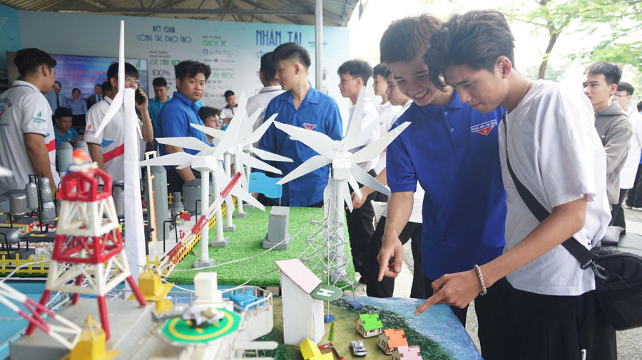 Gian hàng triển lãm về ngành Năng lượng – Dầu khí của Khoa Dầu khí -PVU.