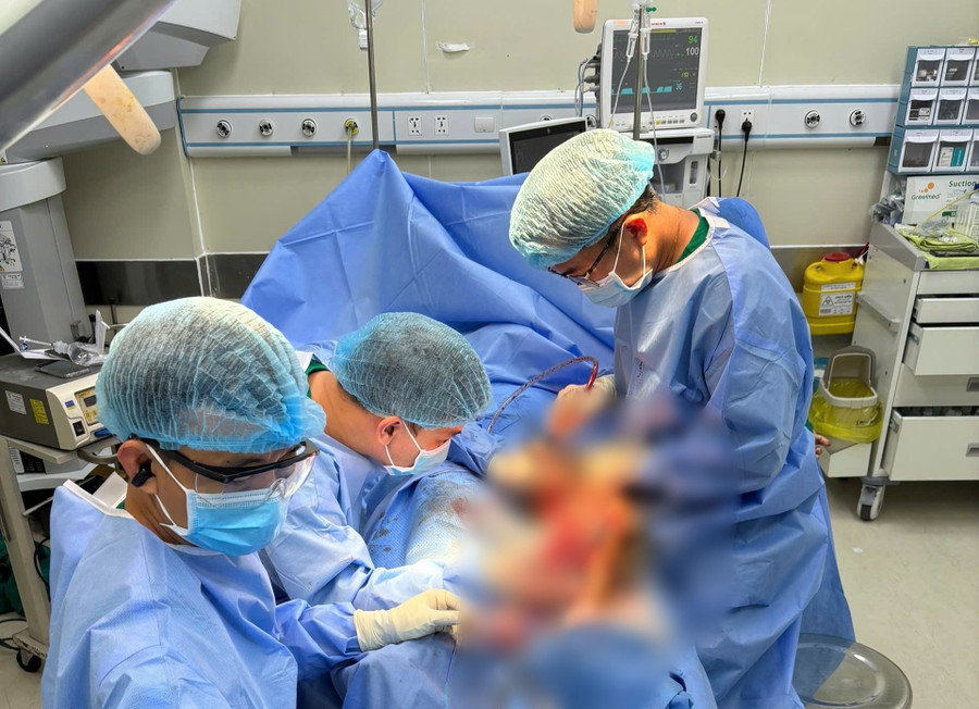 Ê kíp thực hiện phẫu thuật.