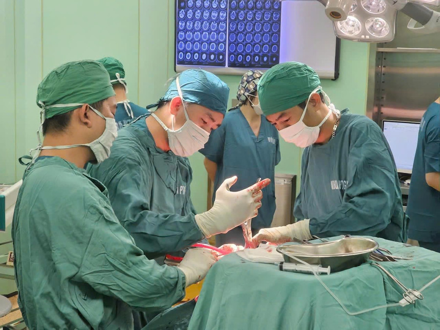 Ê-kíp thực hiện ca phẫu thuật chấn thương sọ não.