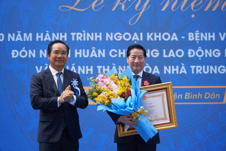 Ông Nguyễn Văn Được, Ủy viên Trung ương Đảng, Phó Bí thư Thành ủy, Chủ tịch UBND TPHCM trao Huân chương Lao động hạng Ba cho PGS.TS.BS Trần Vĩnh Hưng - Giám đốc Bệnh viện Bình Dân.