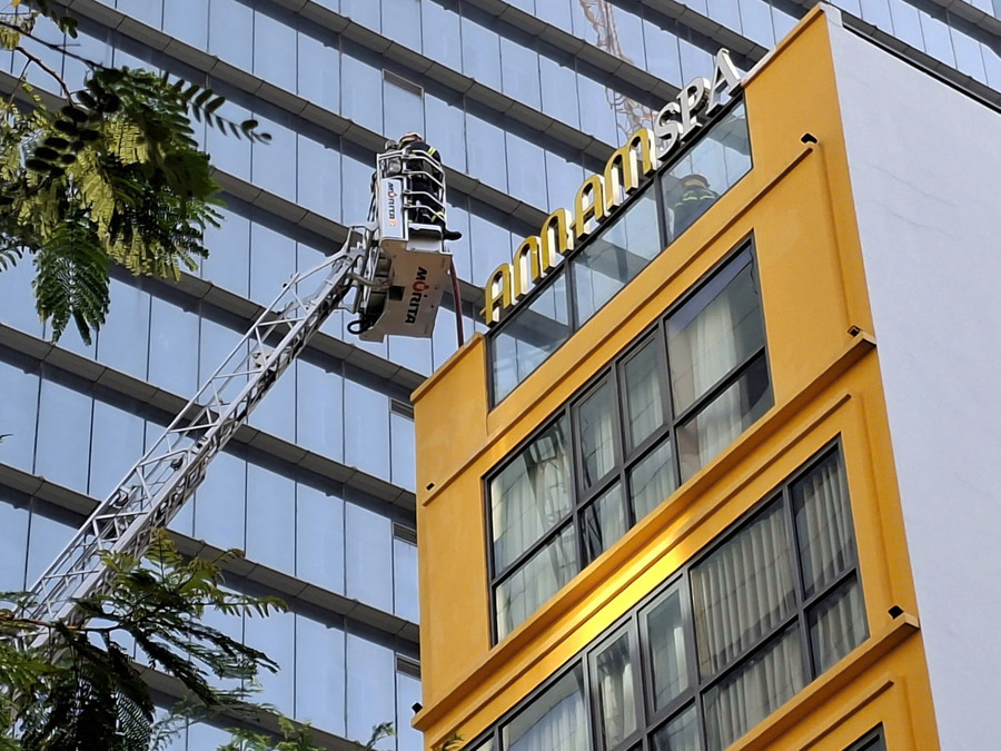 Phòng Cảnh sát PCCC và CNCH, Công an TPHCM điều động phương tiện chuyên dụng, cán bộ chiến sĩ đến hiện trường một vụ cháy ở TPHCM.