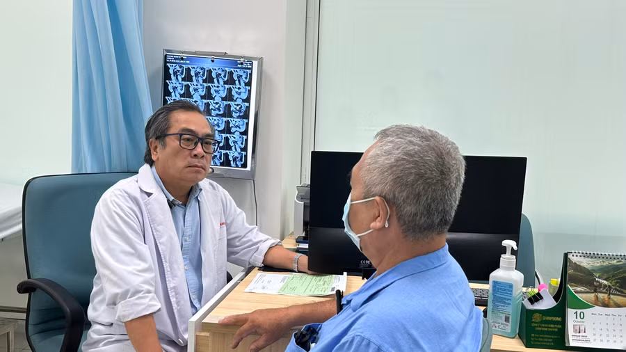 Bác sĩ tư vấn cho bệnh nhân. 