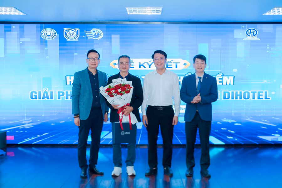 Đại diện 3 trường HNMU, EAUT và Học viện Phụ nữ Việt Nam tặng hoa tri ân nhà tài trợ.