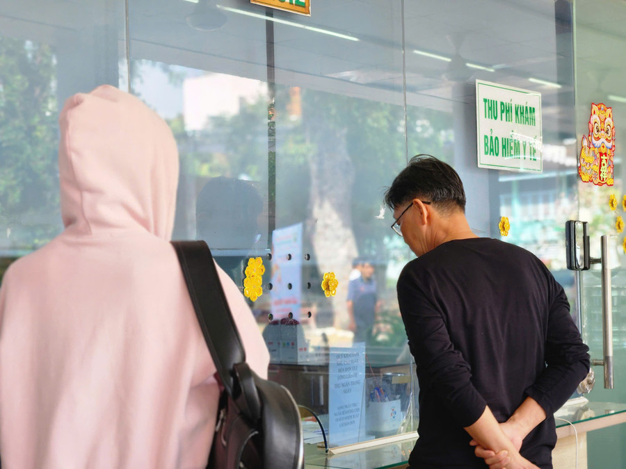 Người dân làm thủ tục khám bảo hiểm y tế. 