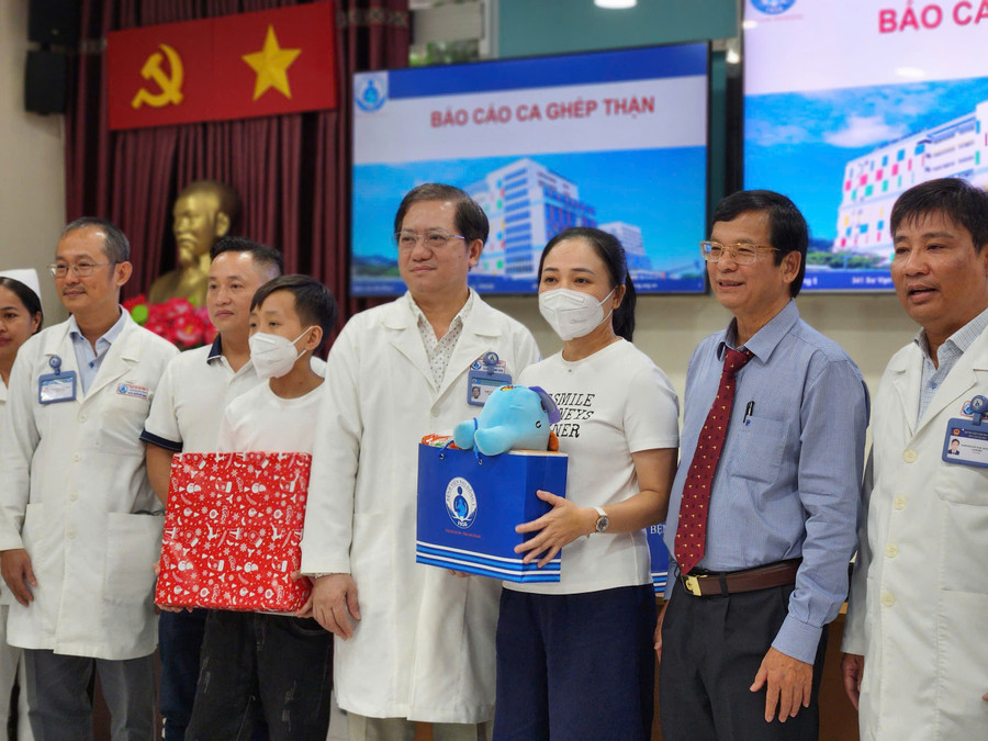 Bệnh nhi ghép thận được xuất viện.