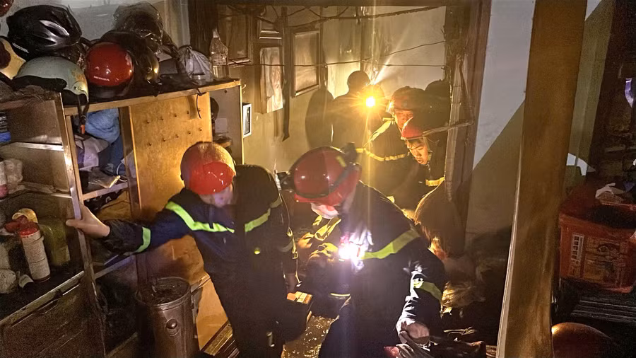 Nhiều cán bộ, chiến sĩ có mặt tại hiện trường. 