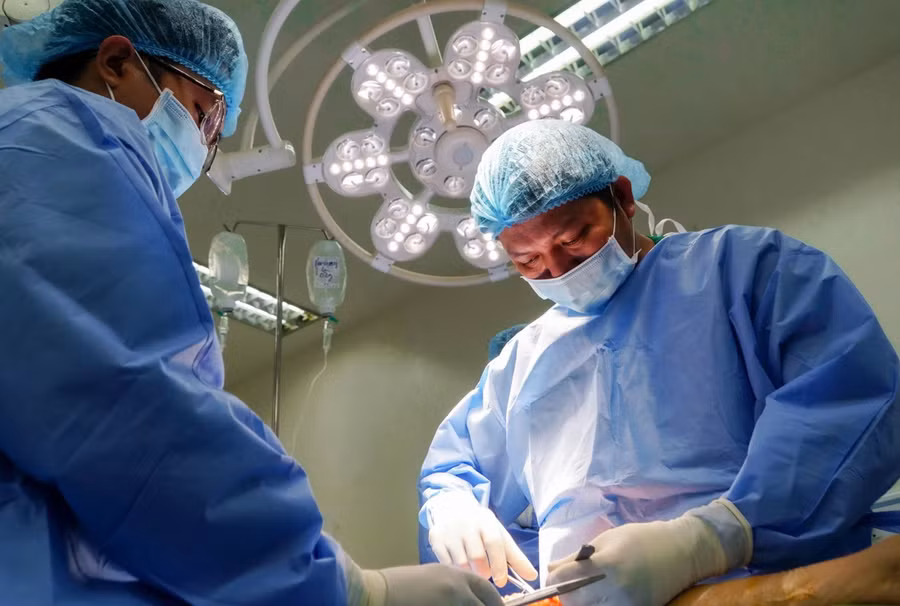 Bệnh nhân có thể bước đi sau phẫu thuật.