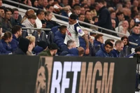 Đội trưởng Pedro Porro nổi nóng “đập phá mọi thứ” khi bị thay ra ở phút 73.