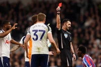 Thua đau trên sân nhà, Tottenham cách nhóm xuống hạng 1 điểm