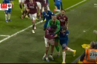 Chùm ảnh: Màn ẩu đả dữ dội giữa cầu thủ West Ham với Chelsea