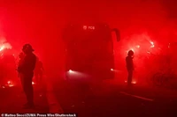 Xe chở Atletico Madrid bị ném vỡ kính giữa ‘biển lửa’ Nou Camp