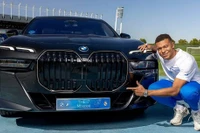 Vừa thi đỗ bằng lái xe, Mbappe gây bất ngờ trên phố