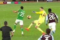 Thủ môn Aston Villa nhận thẻ đỏ ‘điên rồ’