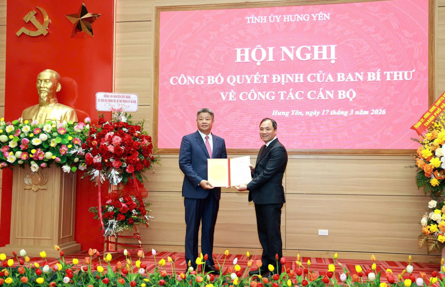 Ông Nguyễn Mạnh Quyền nhận quyết định điều động, chỉ định giữ chức Phó Bí thư Tỉnh ủy Hưng Yên. Ảnh: M.K