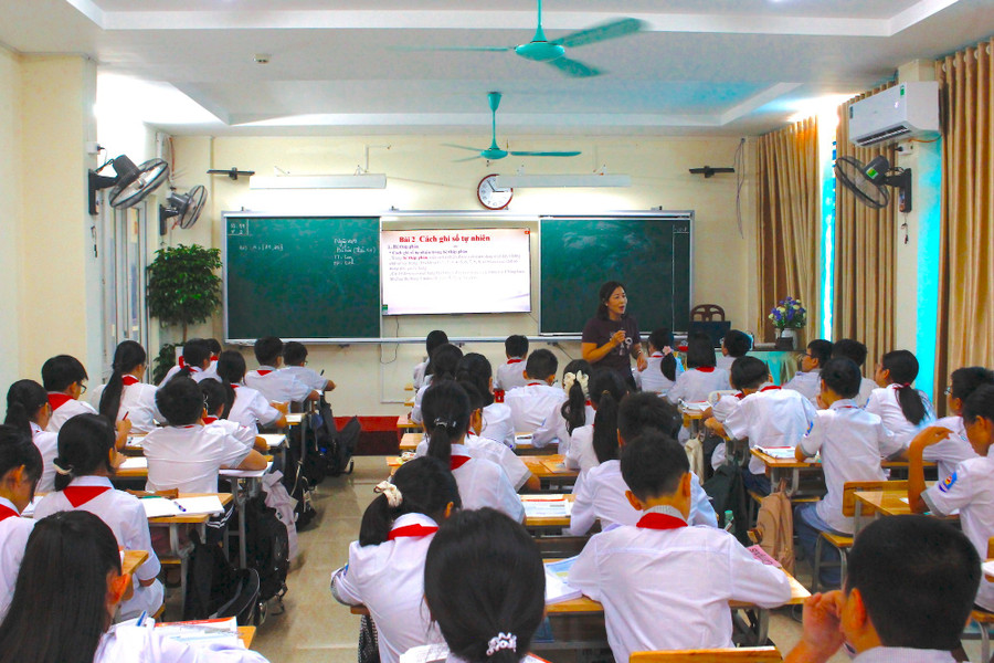Các phòng học rộng rãi, thoáng mát và được trang bị đầy đủ các thiết bị. anh2.jpg