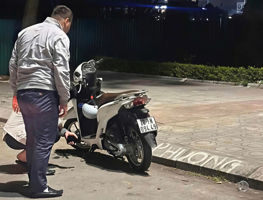 Chiếc xe máy của chị L. do nghi phạm bỏ lại tại Bắc Ninh.
