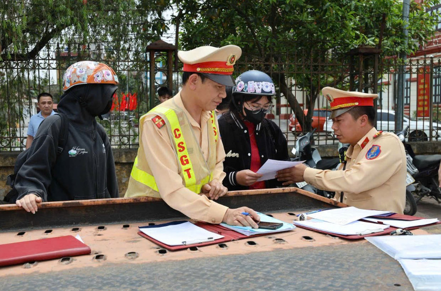 Lực lượng CSGT Hưng Yên tăng cường tuyên truyền, nhắc nhở và xử lý nghiêm các hành vi vi phạm pháp luật về trật tự, an toàn giao thông. tang-cuong-xu-ly.jpg