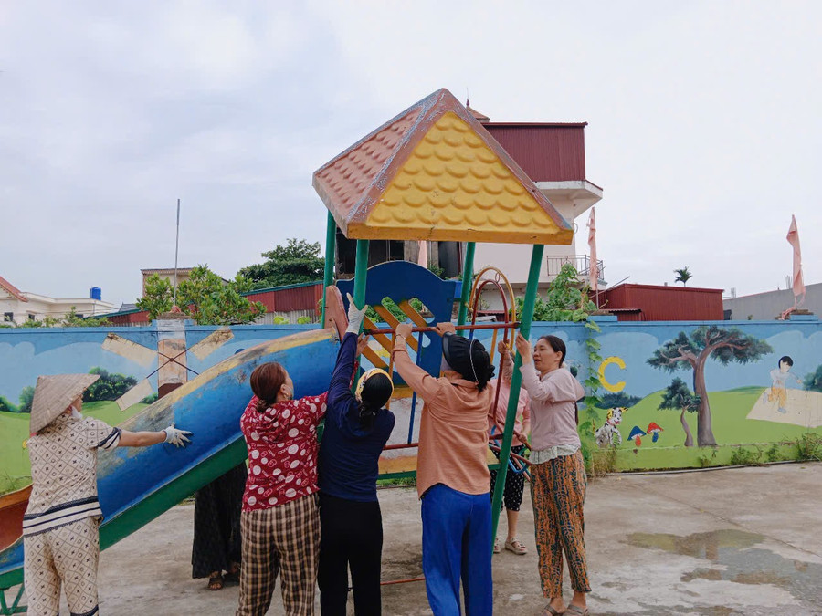 Cán bộ, giáo viên Trường mầm non Thái Giang (Tây Thái Ninh, Hưng Yên) đang tích cực trong công tác phòng chống bão.