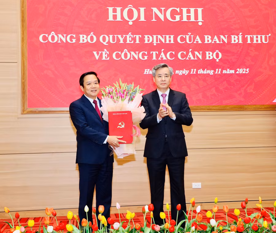 Phó Trưởng Ban Tổ chức Trung ương Nguyễn Quang Dương trao quyết định cho ông Phạm Quang Ngọc. (ảnh MT)