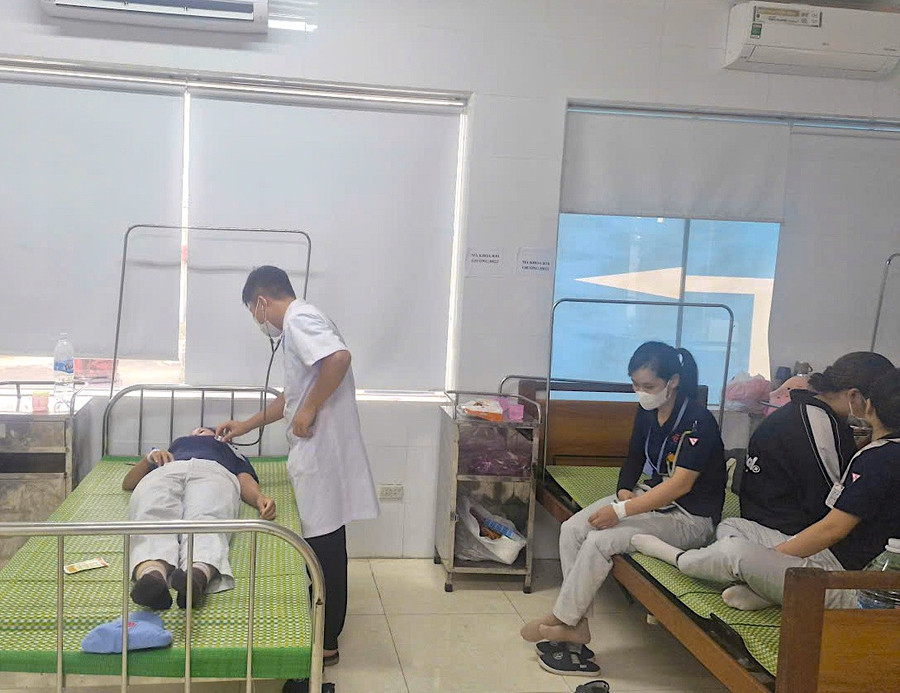 Bác sĩ Bệnh viện đa khoa Tiền Hải (tỉnh Hưng Yên) thăm khám cho công nhân Công ty Toyoda
