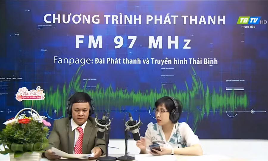 Chương trình phát thanh trực tiếp: 1h với Radio Thái Bình - Người thầy đam mê lịch sử. Ảnh NVCC.